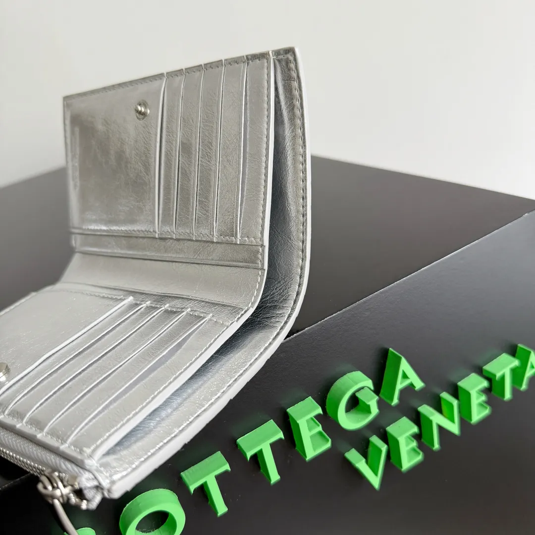 Batch 960 of BOTTEGA VENETA’s new woven small wallets are now shipping! ! ! 🥰🥰Made of carefully selected first-layer sheepskin fabric, this small luxury wallet has an elegant appearance and is also full of practicality. It can store change, driver's license and various cards at the same time. It is so small that it can be put in your pocket and carried with you. It is really convenient [Applause][Applause] Style No.: 667468 Size: 14.5*9.3*2cm